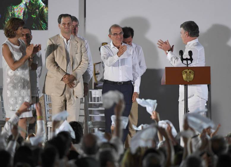 El equipo negociador del Gobierno, en cabeza de Humberto De la Calle, fue aplaudido por el presidente Juan Manuel Santos y por todos los asistentes a la ceremonia de la firma. FOTO afp 