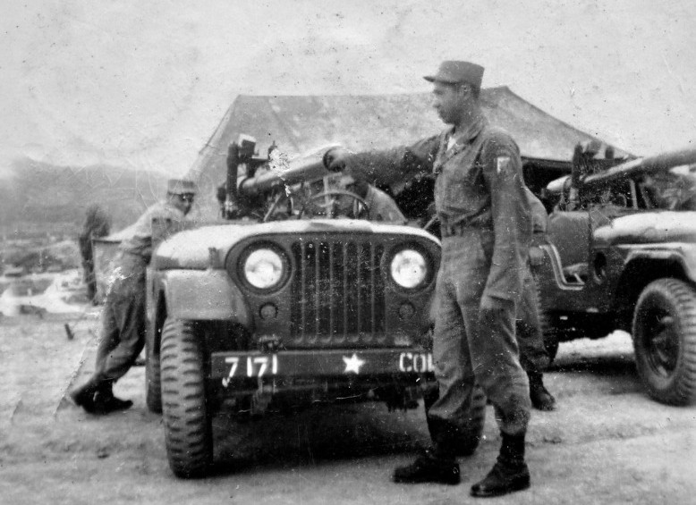El veterano Alberto de Jesús Uribe Pérez del Batallón Colombia al lado de los Jeep artillados en Incheon, 1952. FOTO CORTESÍA ZULLEY ZAPATA