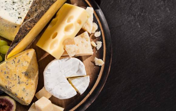 Es clave servir los quesos en trozos grandes, en una tabla y a temperatura de ambiente. Si estuvo en el refrigerador, retírelo dos horas antes. FOTO sstock