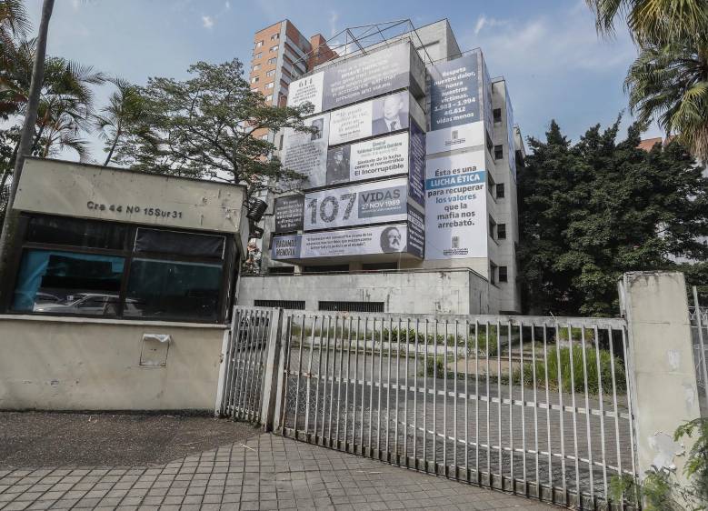 “No es ficción, es realidad” y “Respeta nuestro dolor, honra nuestras víctimas” son algunos de los mensajes que pueden leerse en la fachada del lugar de residencia de Escobar. En el transcurso de la semana se irán agregando más mensajes. FOTOS Róbinson Sáenz