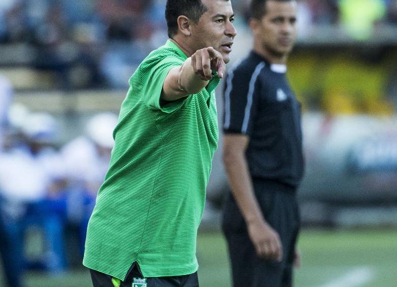 Al técnico Jorge Almirón se le notó muy activo dando indicaciones a sus dirigidos desde la línea lateral.