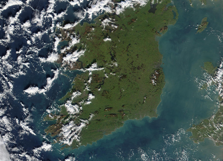 Foto del mar de Irlanda. Se aprecia el verde del fitoplancton. Poco a poco cambiará el color. Foto Nasa