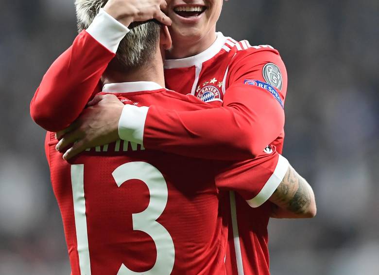 Rafinha y James Rodríguez celebran el segundo gol ante Besiktas. El colombiano tuvo un afortunado regreso. FOTO afp 
