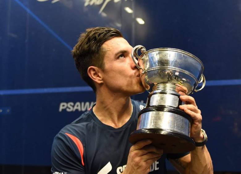 El colombiano Miguel Ángel Rodríguez besa la copa que lo acredita como campeón del Allam British Open en Inglaterra. FOTO cortesía-miguel ángel rodríguez