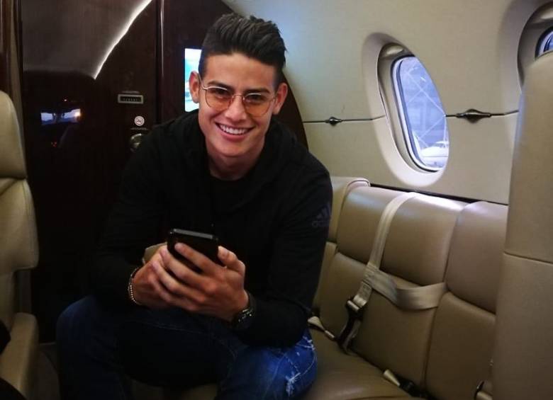 En sus redes el jugador publico una foto en el avión que lo trajo a Bogotá para concentrarse con la Selección. FOTO TOMADA DE @jamesdrodriguez
