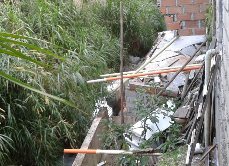 El muro se colapsó por las casas que se construyeron encima, según confirmó el director del Dagrd Carlos Gil. FOTO CORTESÍA