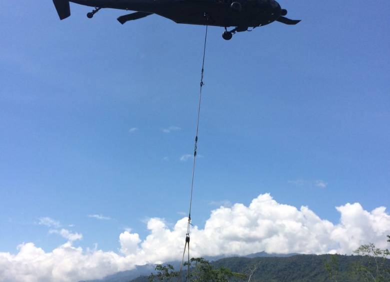 Los materiales para construir el puente fueron transportados en helicóptero. FOTO: Fuerza Aérea Colombiana