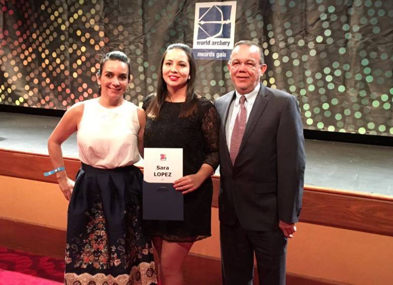 Por primera vez los padres de Sara la acompañaron a una Copa Mundo bajo techo, y se llevaron una sorpresa mayor con el premio. FOTOS cortesía world archery