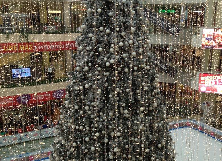 Imposible no observar el imponente árbol que solemne se erige en medio de una pista de patinaje en hielo, dispuesta en el Centro Comercial Santafé para que grandes y pequeños pasen un buen momento.