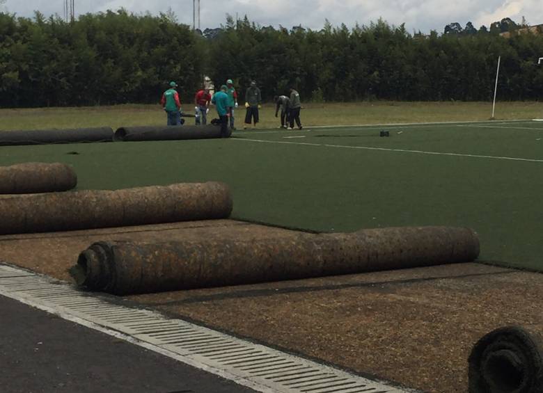 Hace dos semanas comenzó el cambio de la grama sintética del estadio de Rionegro, donde se ha jugado fútbol de la Primera A y Primera B del país. FOTO cortesía 
