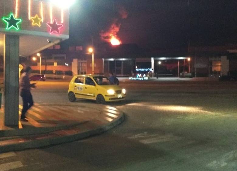 Un incendio se presentó en la noche del miércoles en una bodega de Central de Empresas y Negocios de Rionegro. Foto: Guardianes Antioquia. 