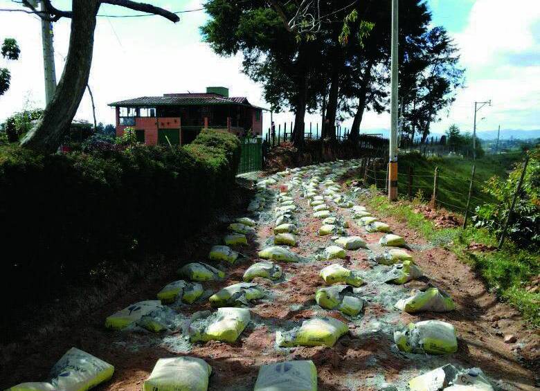 Así es distribuido el cemento a lo largo y ancho de la carretera a intervenir.