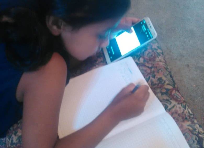 Davianny, de solo ocho años, ya cursa tercer grado y sueña con ser médica. Estudia en condiciones muy precarias. FOTO CORTESÍA DE LA MADRE
