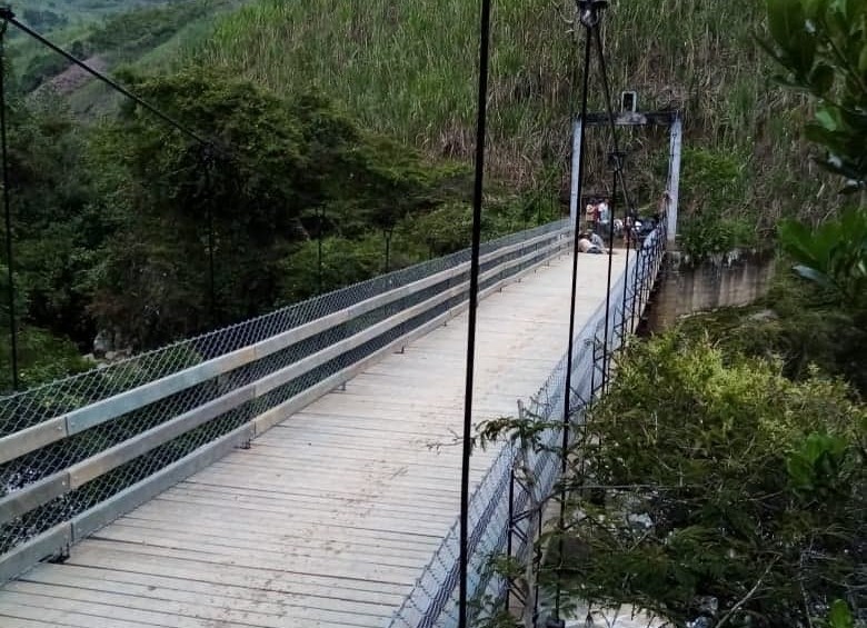 Este puente es el mismo que llevaba 30 años de deterioro y que ponía en riesgo las vidas de una comunidad de 40 familias angostureñas que ahora se benefician de la obra. FOTO foto cortesía