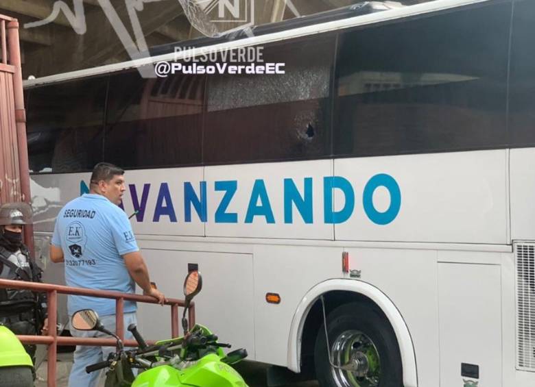 El vidrio quebrado del bus de Nacional, fruto de una pedrada de un desadaptado. FOTO CORTESIA PULSO VERDE
