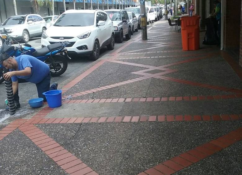 Los carros están invadiendo el lado izquierdo de las calles donde hay señalización de prohibido parquear. Foto Cortesía