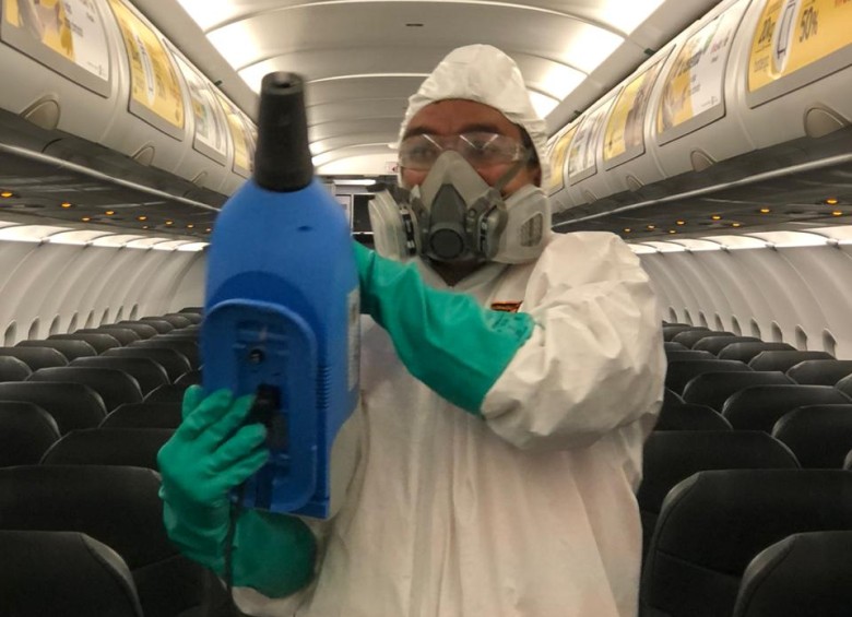 La limpieza y desfinfección al interior de las aeronaves es un punto clave en el proceso de bioseguridad. FOTO cortesía viva air