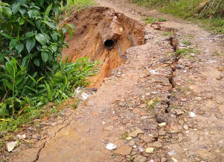 Derrumbe y falla causan corte de acueducto en San Cristóbal
