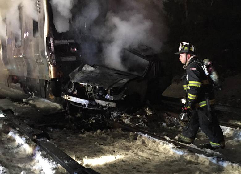 Por lo menos seis personas murieron en la noche de este martes luego de que un tren de pasajeros chocará contra un vehículo. FOTO AP