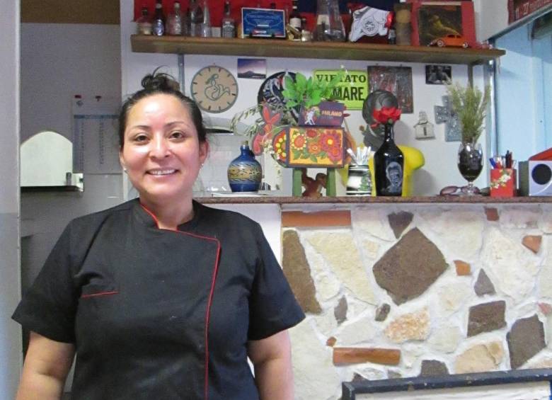 Belkis Cardozo prepara comidas colombianas y venezolanas en su restaurante Realismo Mágico, en Roma (Italia). FOTO ismael monzón 