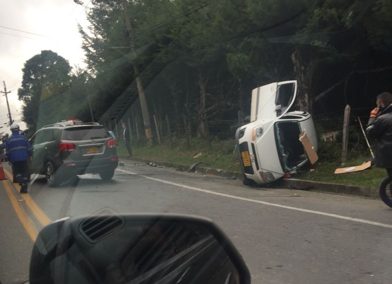 En la mañana de este martes se presentó un accidente de tránsito en El Retiro. FOTO CORTESÍA GUARDIANES ANTIOQUIA 