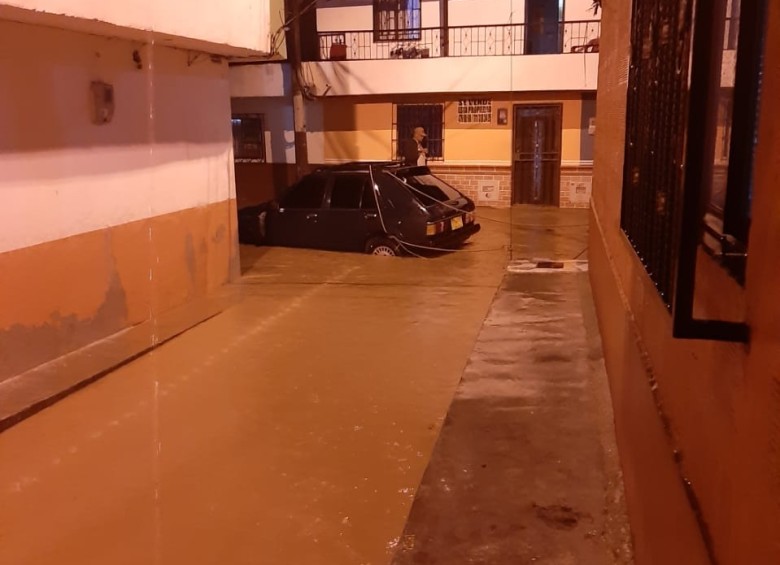 Las calles de los barrios Andalucía y La Inmaculada, en Caldas, permanecen anegadas. FOTO Cortesía