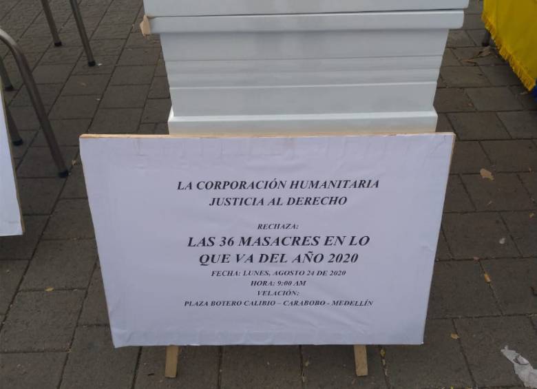 Con ataúdes realizan acto simbólico en el centro de Medellín, en rechazo a masacres