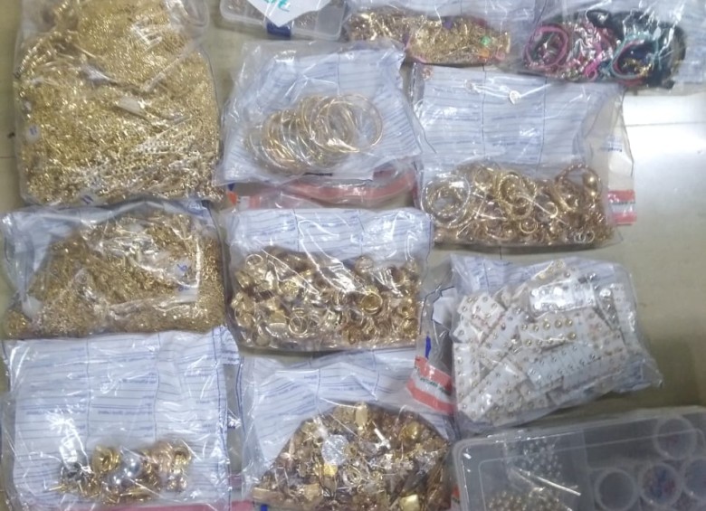 Camuflados en joyas y accesorios, viajeros transportaban el oro ilegal hasta Panamá. FOTO: Cortesía Fiscalía