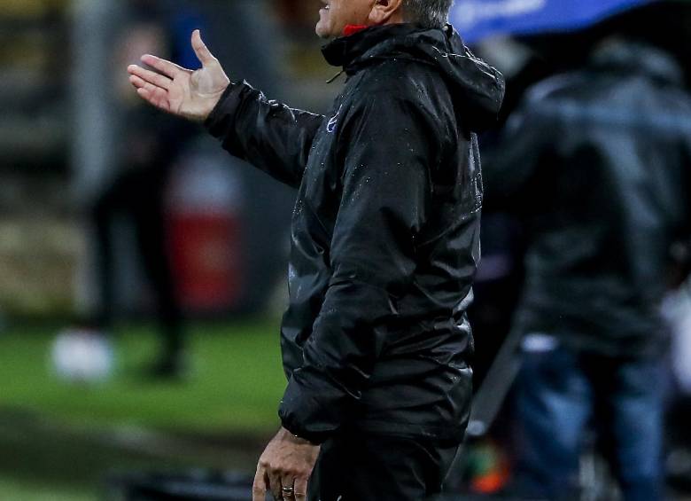 De a poco, con trabajo, buen juego y resultados, el técnico Octavio Zambrano se empieza a ganar a la afición del Medellín. Ahora el estratega ecuatoriano prepara el duelo ante el Cali. FOTO jaime pérez