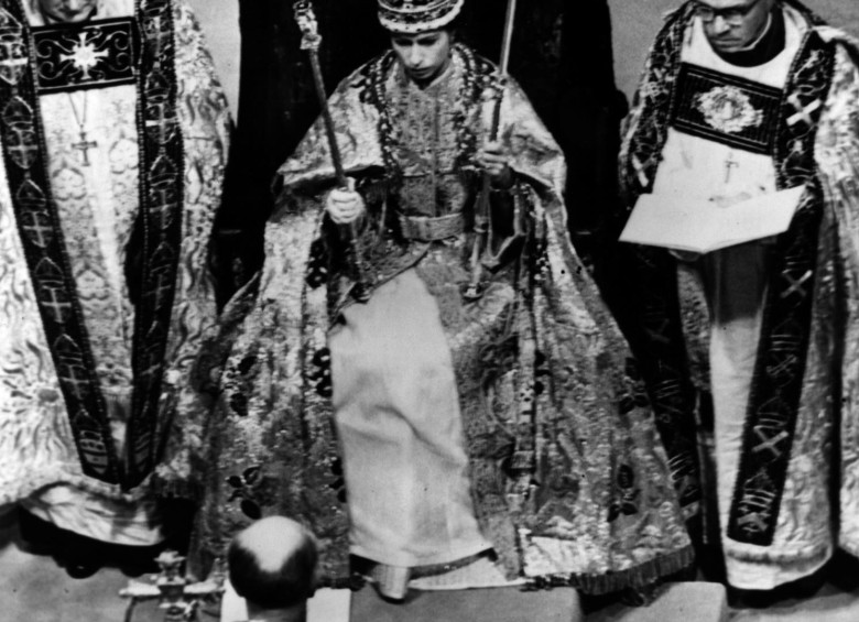 6 de febrero de 1952 - Fallece su padre, el rey Jorge VI. Isabel se convierte en reina. Un año y cuatro meses después, el 2 junio de 1953, su coronación en la Abadía de Westminster es el primer gran evento retransmitido por televisión. FOTO EFE