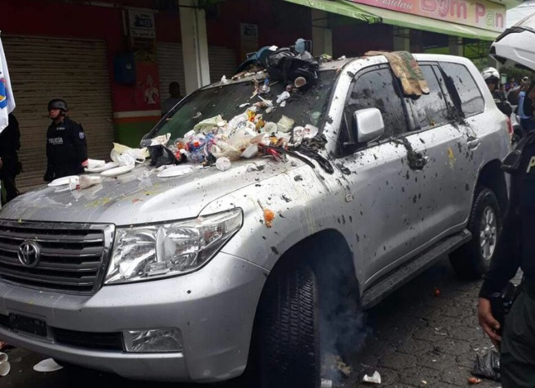 Vehículo de Rafael Correa fue atacado en Ecuador