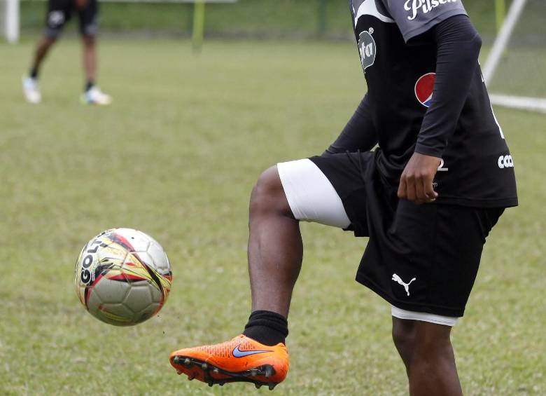 Ayer, durante el entrenamiento en Pilsen, Brayan Angulo lució motivado.FOTO Manuel Saldarriaga 
