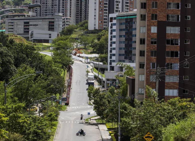 La Loma de los Bernal (izquierda), el corregimiento San Antonio de Prado (derecha, superior) y Calasanz tienen en común que son sectores de alto desarrollo urbanístico en Medellín. FOTO Jaime Pérez