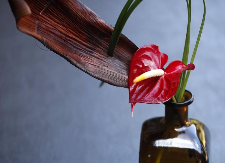 Ponga el anturio en el agua. Si la flor está recién cortada, este arreglo puede durarle hasta un mes, manteniendo el nivel del agua bajo.
