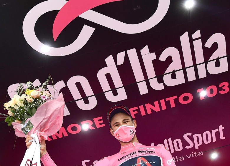 El italiano Filippo Ganna (Ineos) campeón mundial de contrarreloj la semana pasada en Imola, se vistió de rosa en su primera participación en el Giro de Italia. FOTO EFE