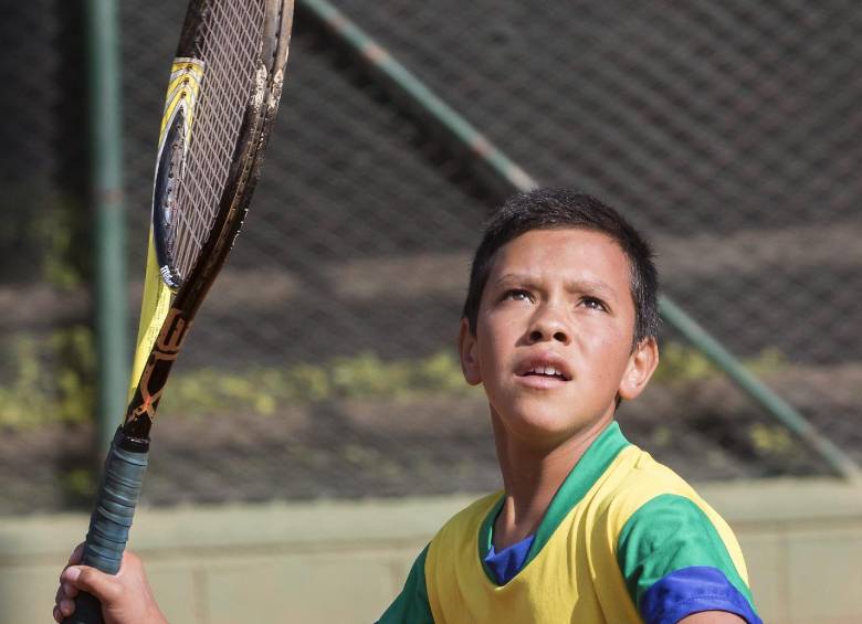De los 25 niños que practican tenis en Santa Rosa, Juan Manuel es el único en el Festival de Festivales. FOTO DONALDO ZULUAGA