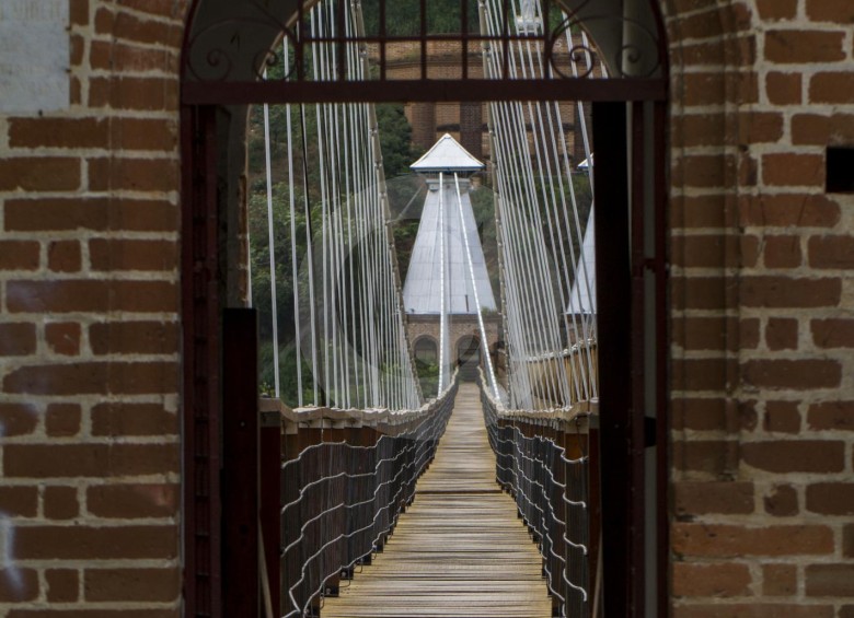 El puente colgante de Occidente, construido por el ingeniero José María Villa, una de las joyas más preciadas de Antioquia, necesita atención urgente de los gobiernos local, departamental y Nacional.