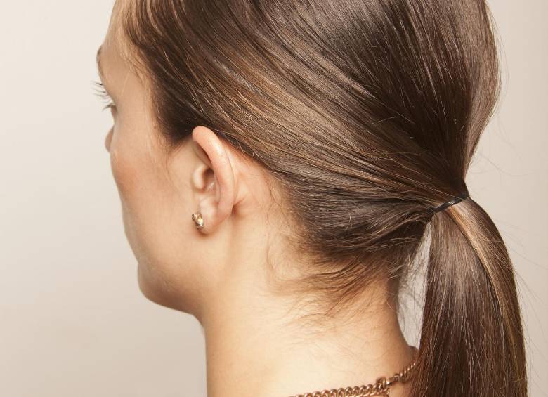 El cabello del lado izquierdo se pasa al otro costado y se ata. 