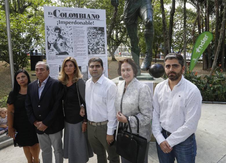 La familia: Adriana Giraldo, Luis Guillermo Fernández, María Esther Escobar, Felipe Ángel, Amparo Escobar y Simón Ángel. 