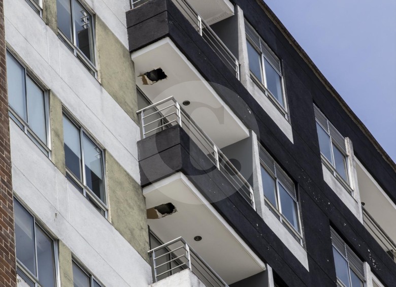 En los balcones de los apartamentos se realizaron varias perforaciones y aún no está claro si fueron parte de las pruebas o si obedecen a trabajos adicionales no autorizados. FOTO Jaime pérez