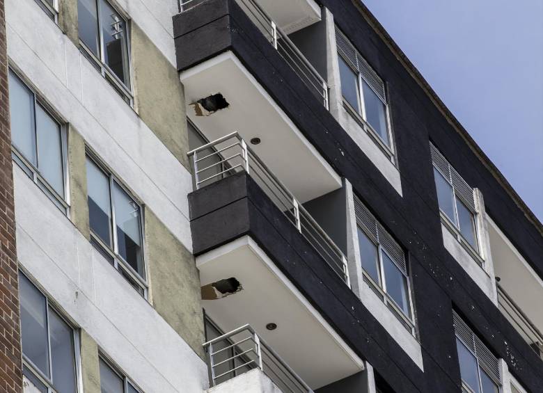 En los balcones de los apartamentos se realizaron varias perforaciones y aún no está claro si fueron parte de las pruebas o si obedecen a trabajos adicionales no autorizados. FOTO Jaime pérez