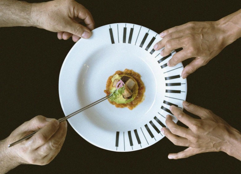 Juancho Valencia (Puerto Candelaria) se metió en la cocina del chef Rodrigo Isaza, en el Herbario, para diseñar esta propuesta gastronómica y musical. FOTOS cortesía Merlín Producciones