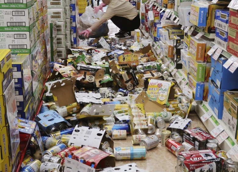 Tres muertos y 170.000 casas afectadas por terremoto de Japón