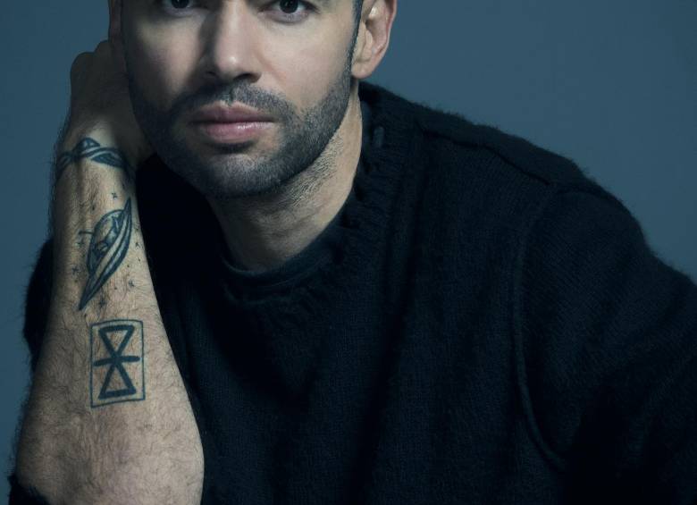 Santiago Cruz presentará su nueva producción de a pocos y con un toque de misterio. FOTO Cortesía Sony Music