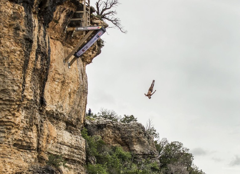 Uno de los saltos de Orlando Duque en la tercera parada de la Serie Mundial Red Bull Cliff Diving en el Possum Kingdom Lake de Texas, en los Estados Unidos. (Colprensa - Cortesía Red Bull)