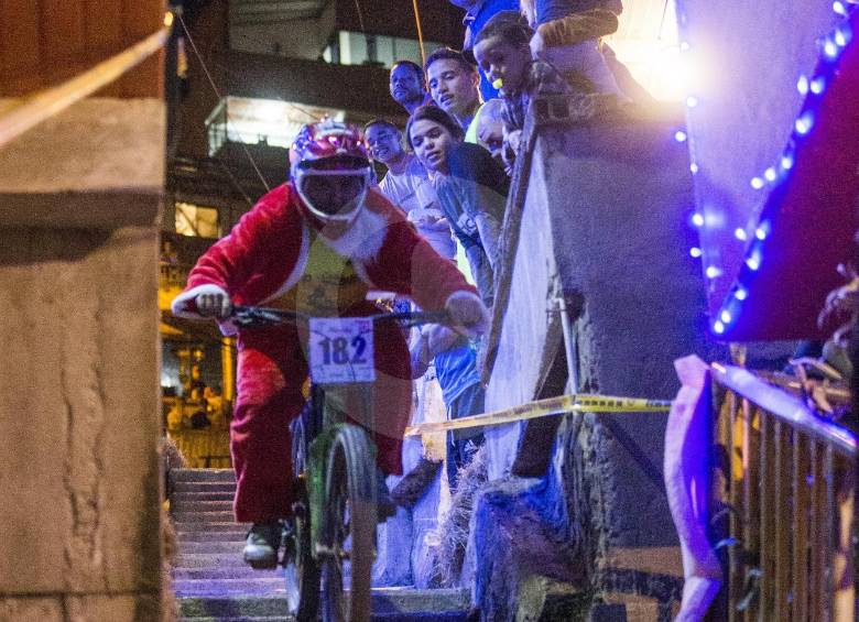 Jorge “Chigüiro” Jaramillo corrió con un disfraz de Papá Noel. En el círculo, Alejandro Paz, de Perú. FOTO santiago mesa 