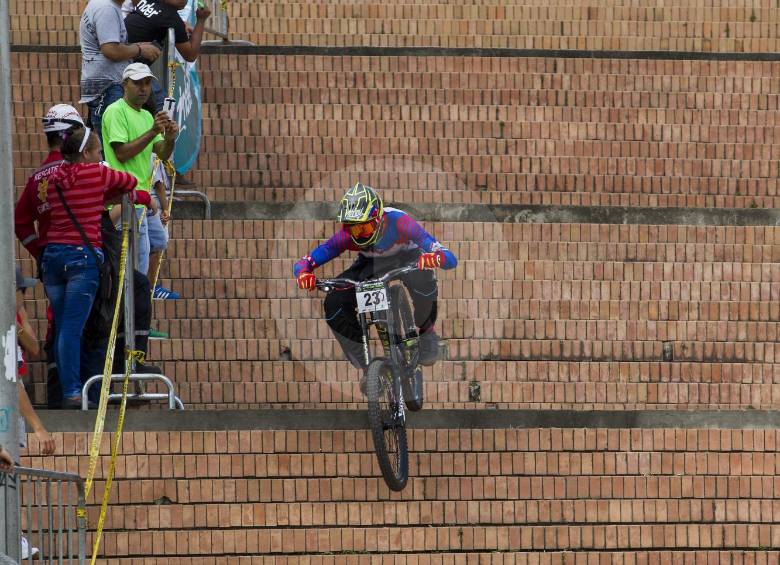Mario Jarrin (downhill), Sergi Llongueras (biketrial) y Steven Castañeda (flatland BMX) figuras de Adrenalina Inder. FOTO Jaime Pérez