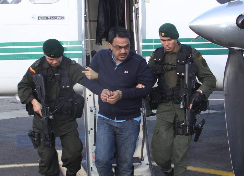 Este fue el momento del traslado a Medellín de alias “Nando”, después de su captura en Bogotá en 2013. FOTO: Cortesía Policía Metropolitana.