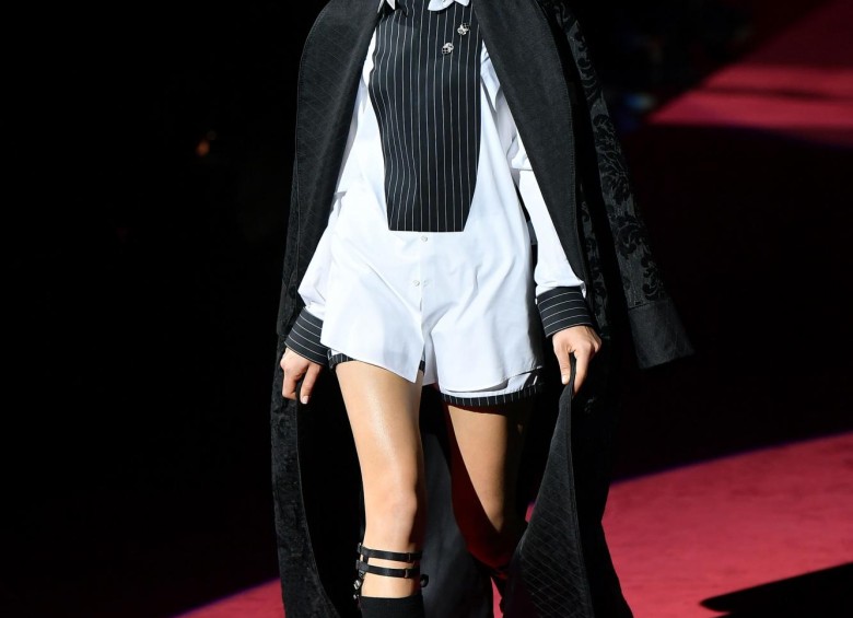 Una modelo presenta una creación de Dolce y Gabbana durante la Semana de la Moda de Milán. Foto: AFP