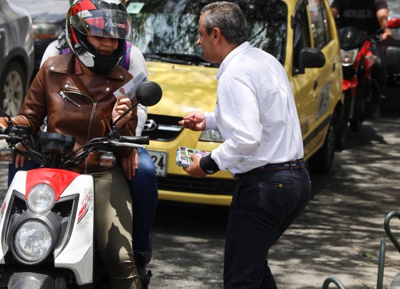 Las calles han sido la oficina del candidato Restrepo. FOTO: Cortesía